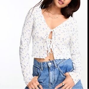 💝5/$20 NWOT H&M Floral tie Crop Top

16” across
17” hem to shoulder